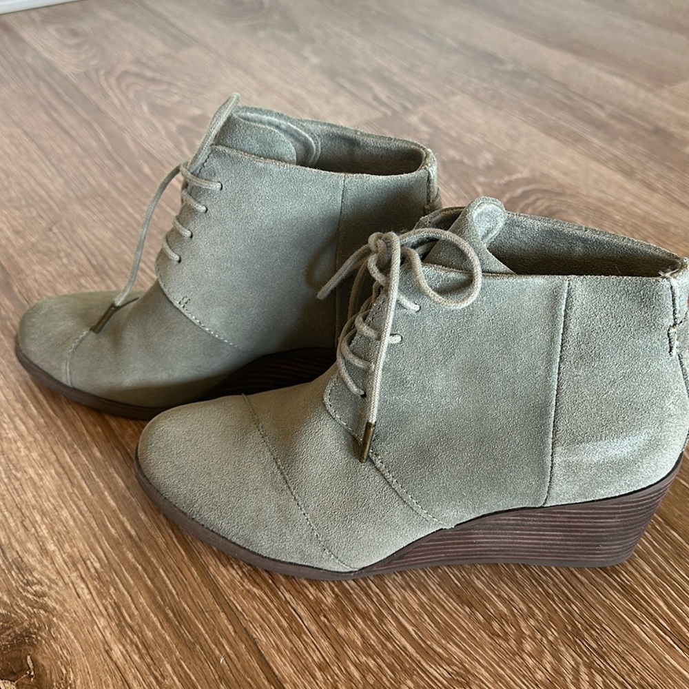 Tom’s wedge booties